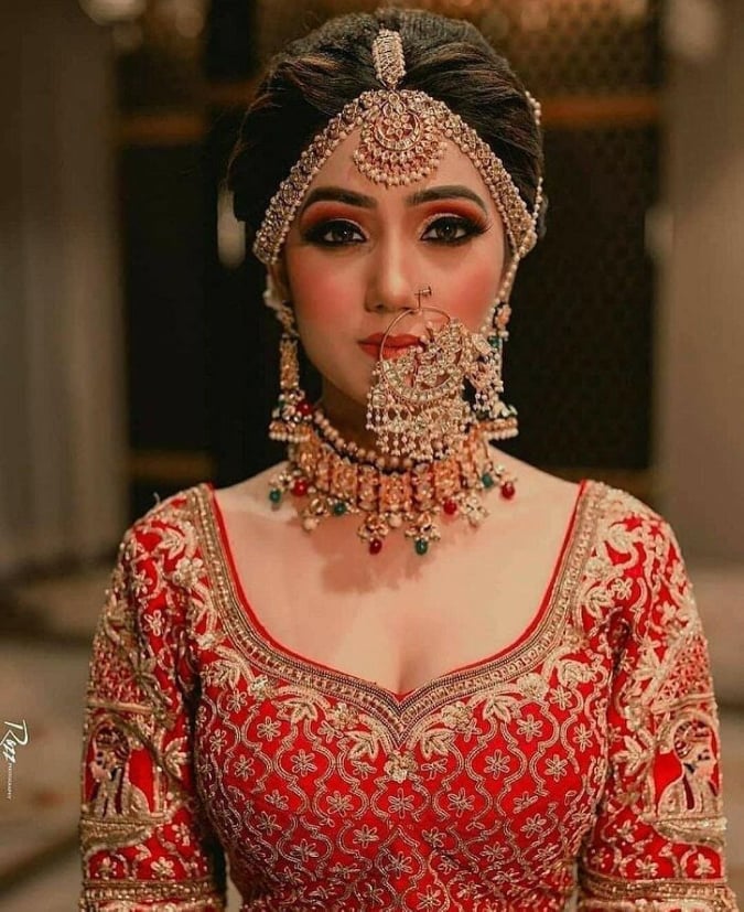 18 Gorgeous Oversized Bridal Nath Designs Idea - Bridal Nose Ring