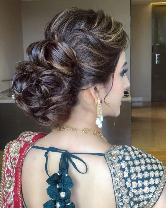 21 Stylish And Beautiful Indian Hairstyle For Saree Tikli While it's the only resort for those with a short mane, the ladies proudly possessing lush log tresses can take to a variety of styles with their untied hair. beautiful indian hairstyle for saree
