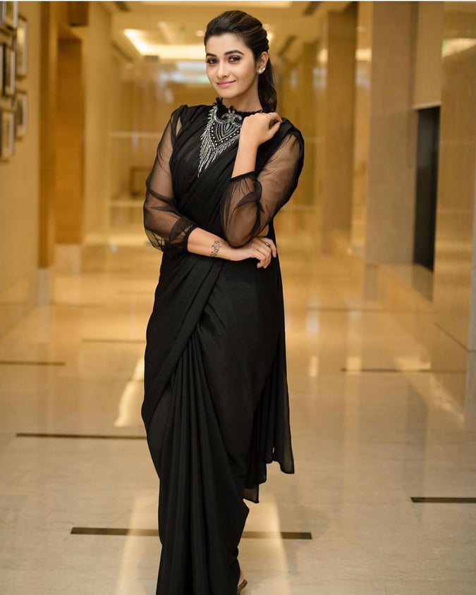 BLACK SAREE WITH ORGANZA BLOUSE
BLACK SAREE LOOK FOR PARTY