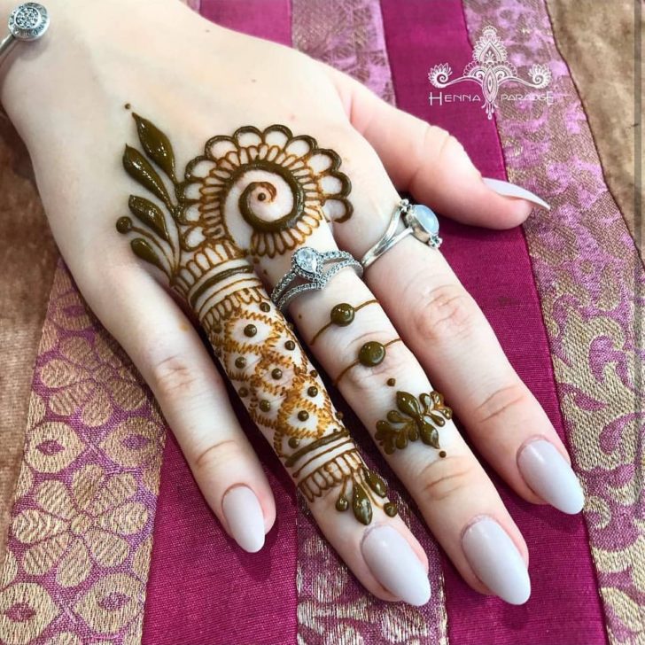 30+ Stylish and Elegant Finger Mehndi Designs - Tikli