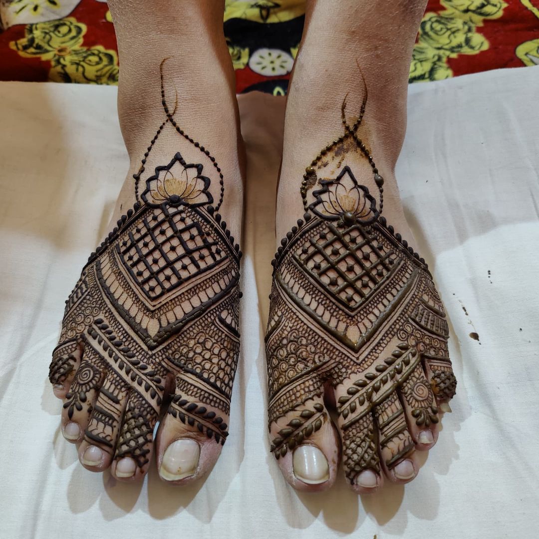 Beautiful Bridal Mehndi Design For Leg