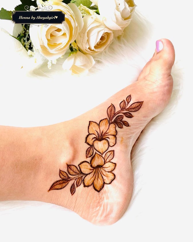 Henna on leg  Henna leg tattoo Henna tattoo designs Thigh henna