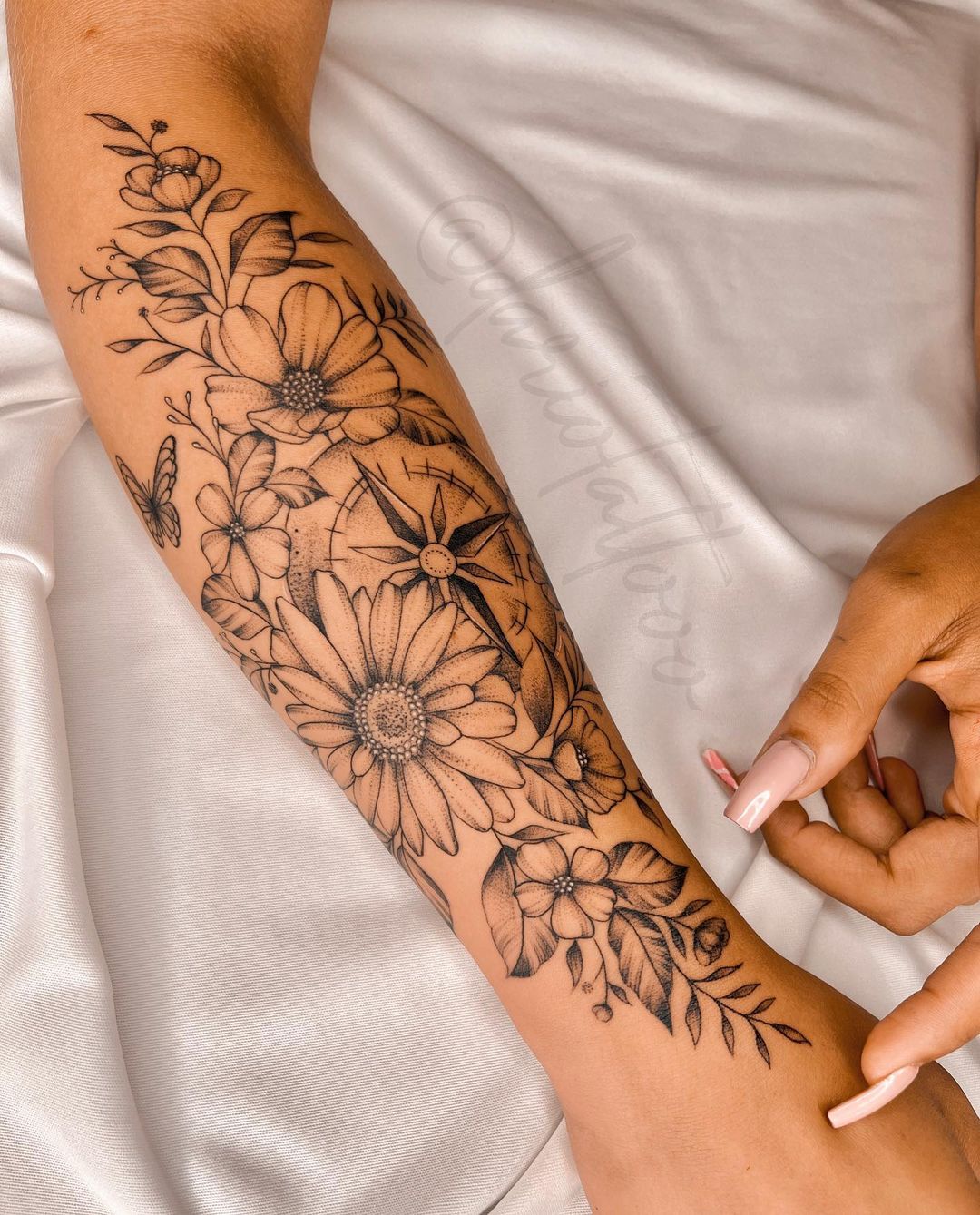 30+ Unique Hand Tattoos for Girls with Their Meaning - Tikli