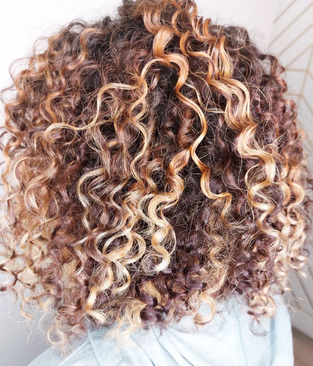 18 Stunning Curly Hair Highlights Ideas For 2023 - Tikli