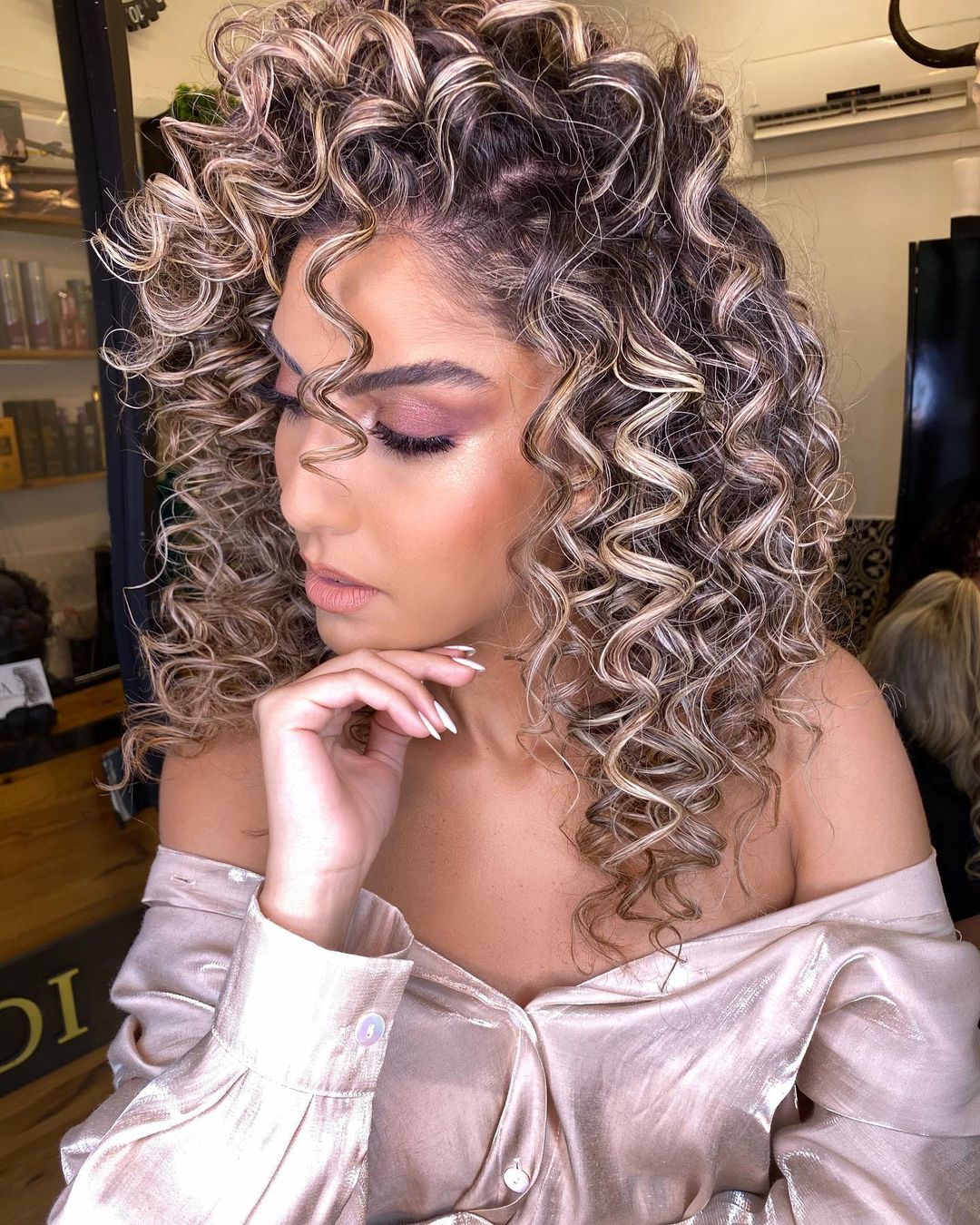 30 Head Turning Blonde Curly Hair Looks for 2023
