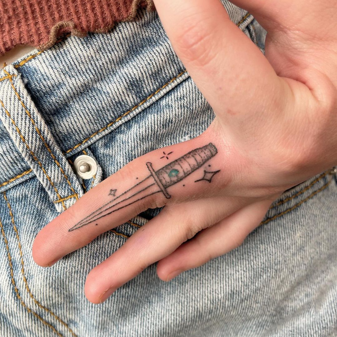 Traditional tattoo oldschool tattoo finger knife  Traditional hand tattoo Finger  tattoos Matching couple tattoos