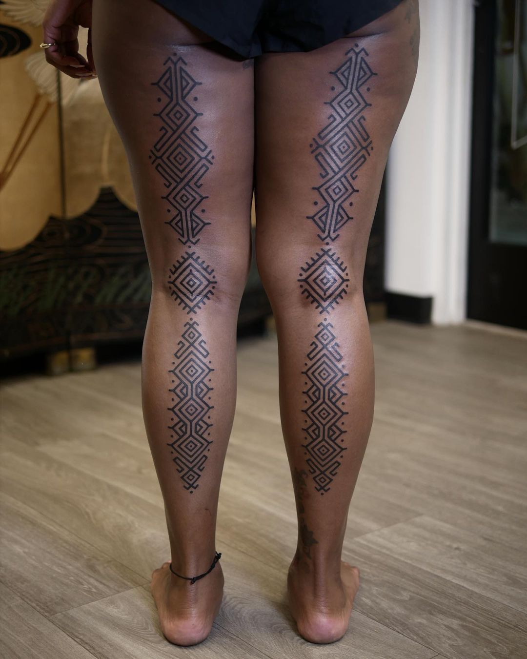 53 Fantastic Tribal Tattoos On Thigh